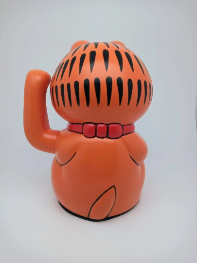 Garfield maneki neko sculpture